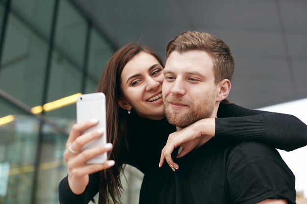 Casal expressivo posando ao ar livre