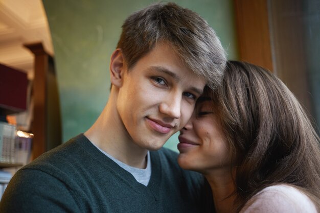 Casal expressivo posando em ambiente fechado