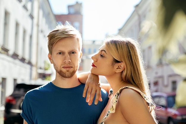 Casal expressivo posando na cidade