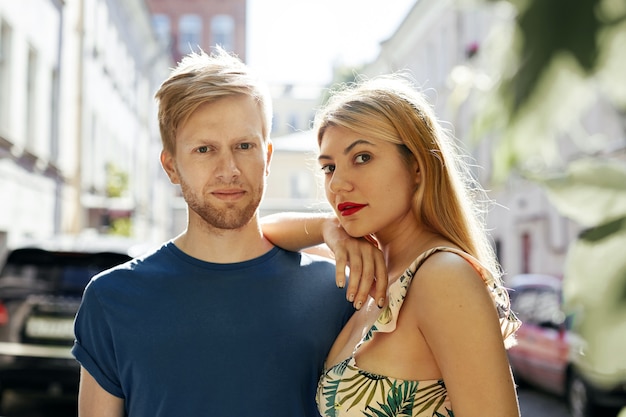 Casal expressivo posando na cidade