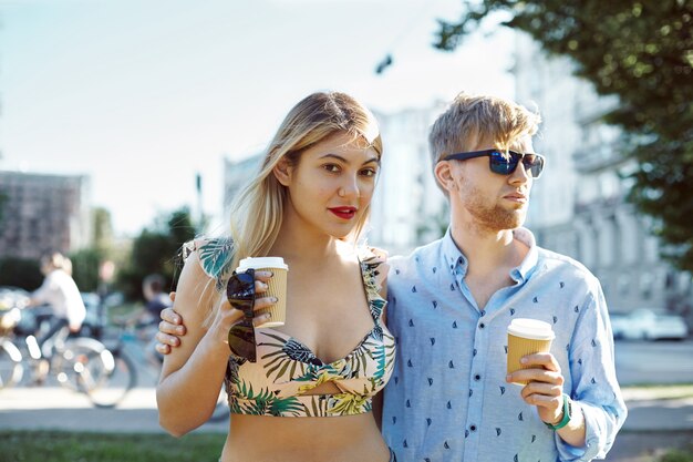 Casal expressivo posando na cidade