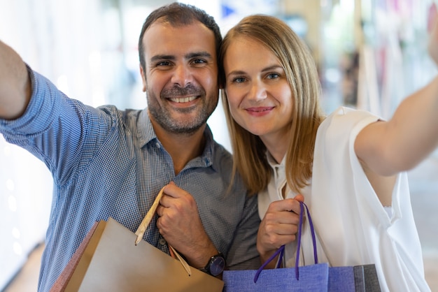 Casal família feliz, aproveitando o fim de semana no shopping da cidade.