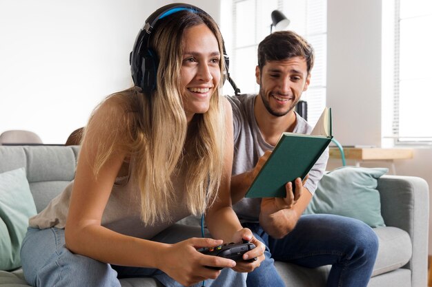 Casal fazendo atividades dentro de casa, plano médio
