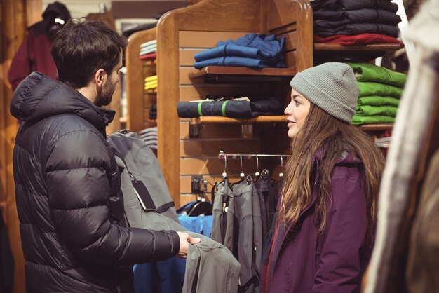 Casal fazendo compras em uma loja de roupas