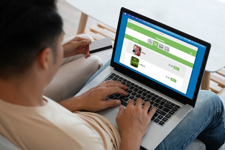 Foto grátis casal fazendo compras online no laptop em casa
