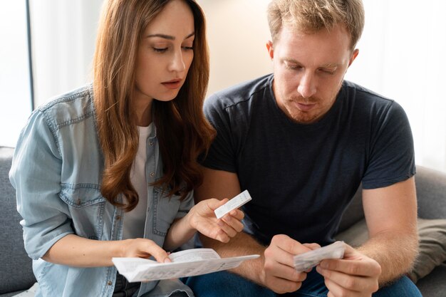 Casal fazendo um teste ambicioso em casa