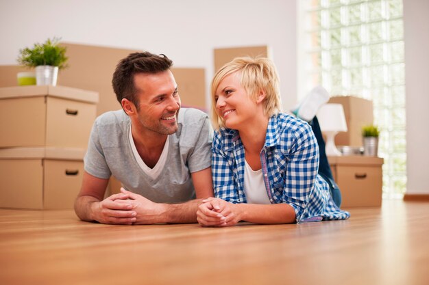 Casal fazendo uma pausa na mudança de casa