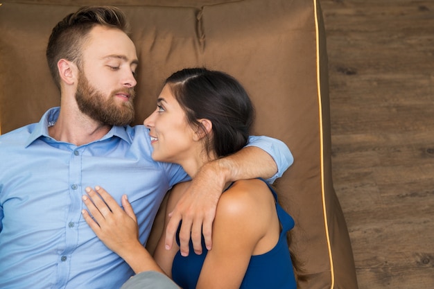 casal feliz abraçando e olhando para o outro