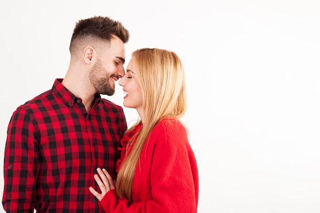 Foto grátis casal feliz abraçando ternamente