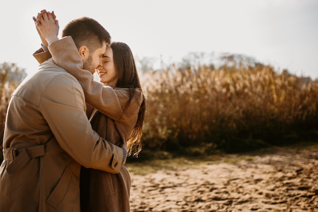 Casal feliz ao ar livre com foto média