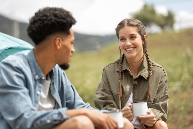 Casal feliz ao ar livre com foto média