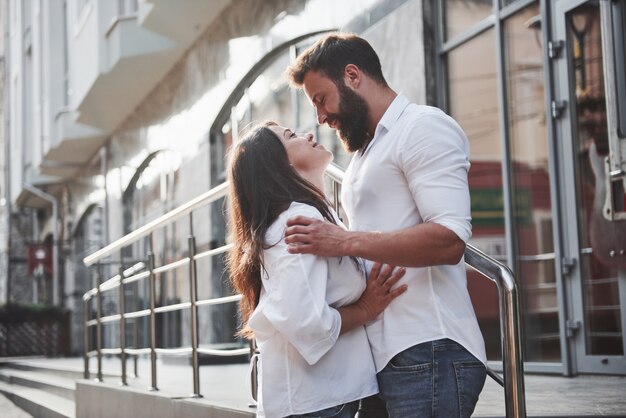 Casal feliz apaixonado na rua.