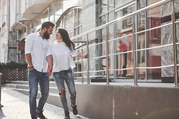 Casal feliz apaixonado na rua.