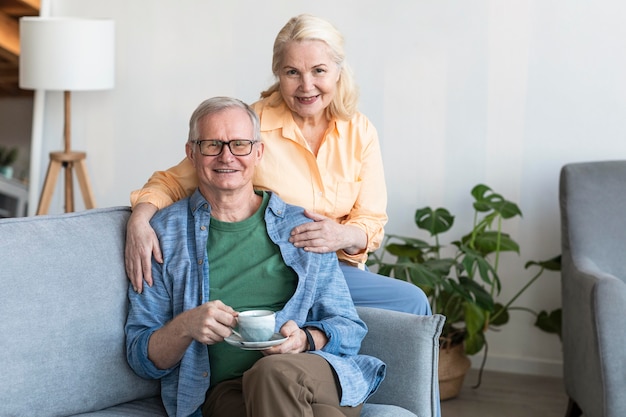 Foto grátis casal feliz aposentado de tiro médio