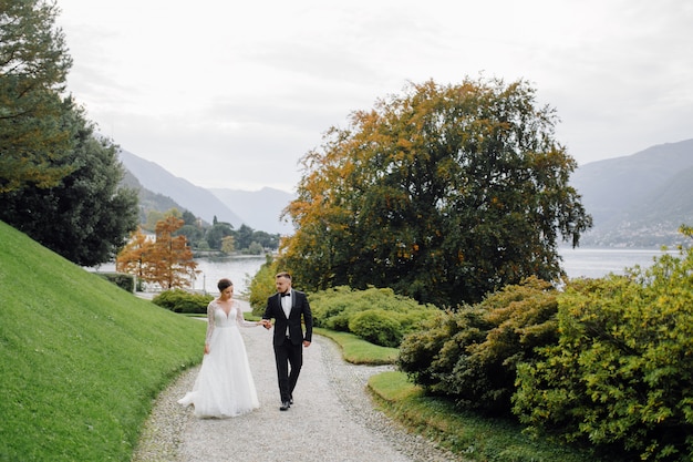 Casal feliz casamento no lago de Como, Itália