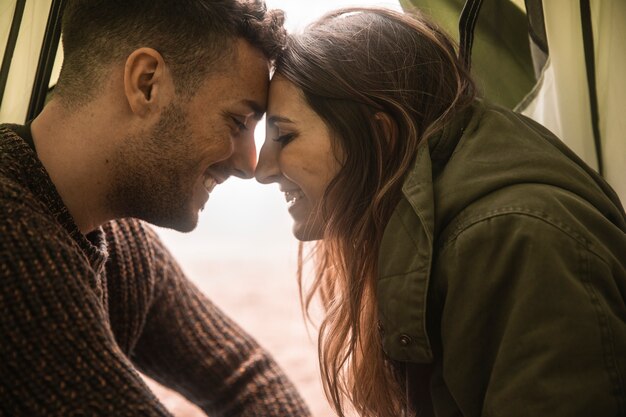 Casal feliz close-up na barraca