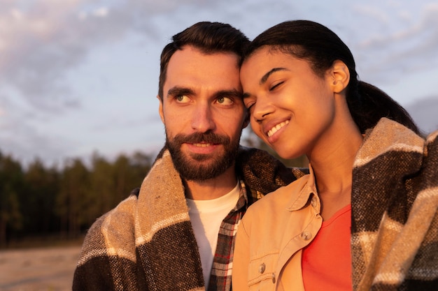 Foto grátis casal feliz coberto com um cobertor