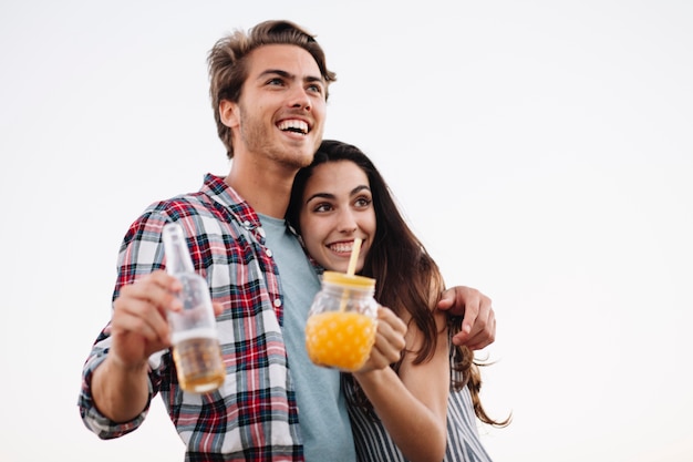 Casal feliz com bebida