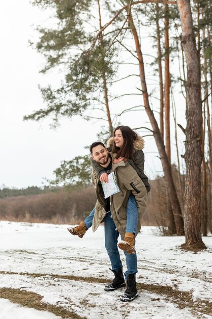 Casal feliz com desejo de viajar