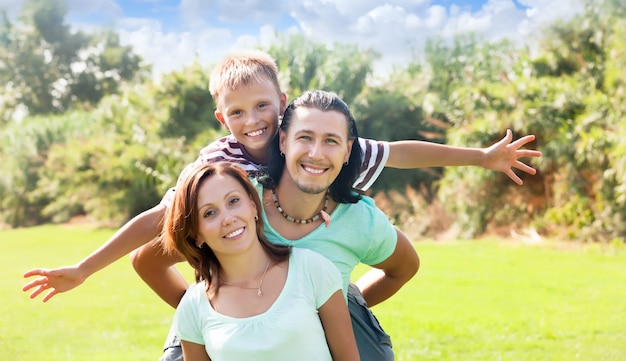 Casal feliz com filho adolescente