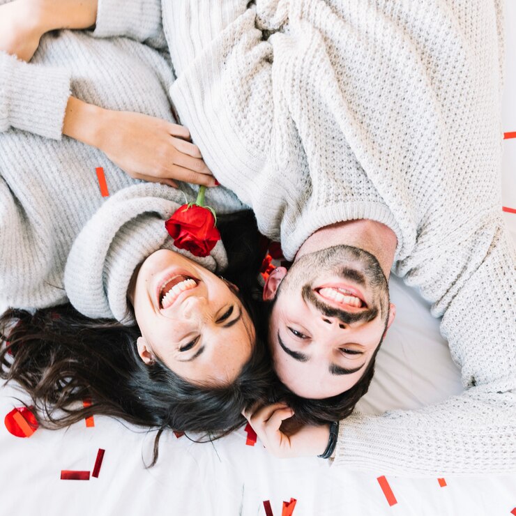 Foto grátis casal feliz com rosa em confetes