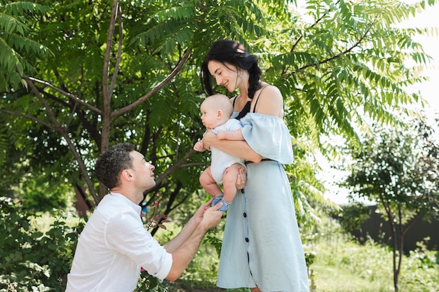 Casal feliz com seu bebê no parque