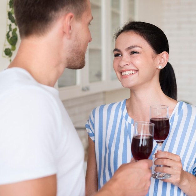 Casal feliz com taças de vinho