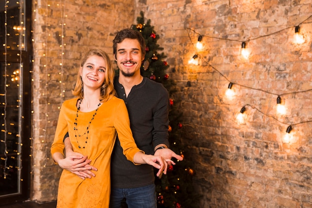 Casal Feliz comemorando o Natal juntos