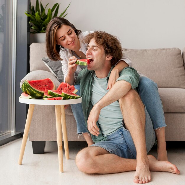 Casal feliz comendo melancia
