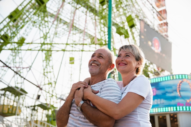 Casal feliz de baixo ângulo abraçando