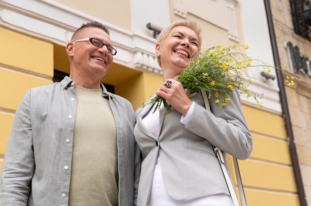 Foto grátis casal feliz de meia-idade tendo um encontro