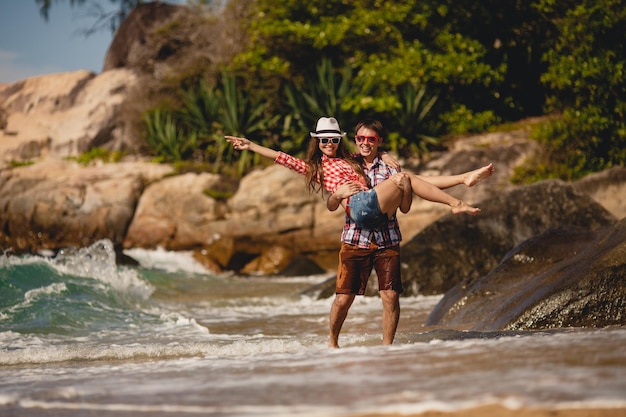 Foto grátis casal feliz de mulher e homem na praia