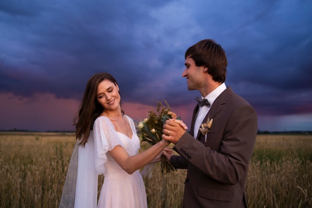 Casal feliz de tiro médio com flores