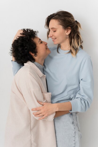 Casal feliz de tiro médio dentro de casa