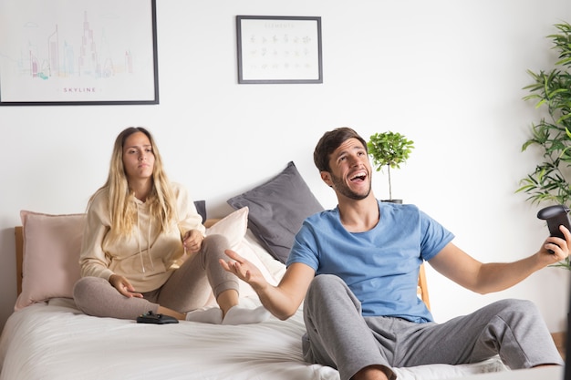 Casal feliz de tiro médio jogando jogo