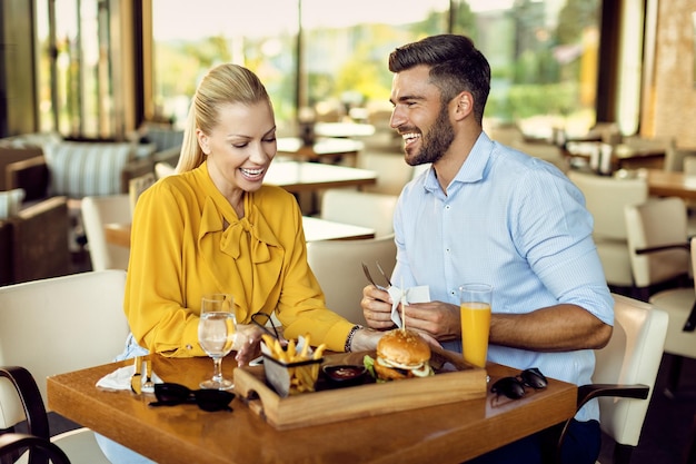 Casal feliz desfrutando de uma refeição em um restaurante
