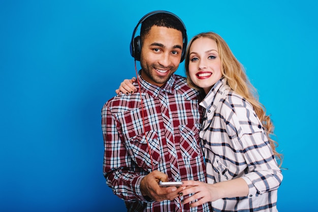 Casal feliz do retrato se divertindo juntos. Perspectiva elegante, aproveitando o tempo livre, felicidade, ouvindo música, sorrindo, humor alegre, descolado, elegante, adoradores.