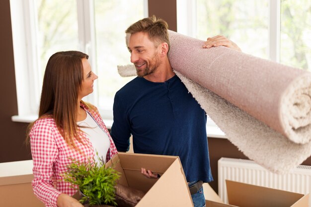 Casal feliz durante a mudança de casa