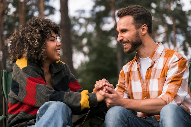 Casal feliz e alegre passando um tempo juntos ao ar livre