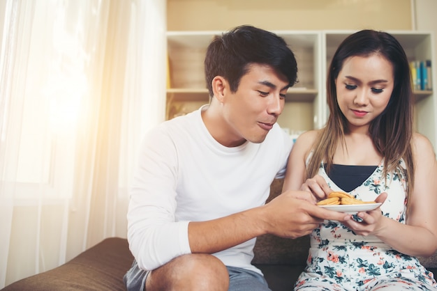 Casal feliz é relaxante e jogando juntos na sala de estar.