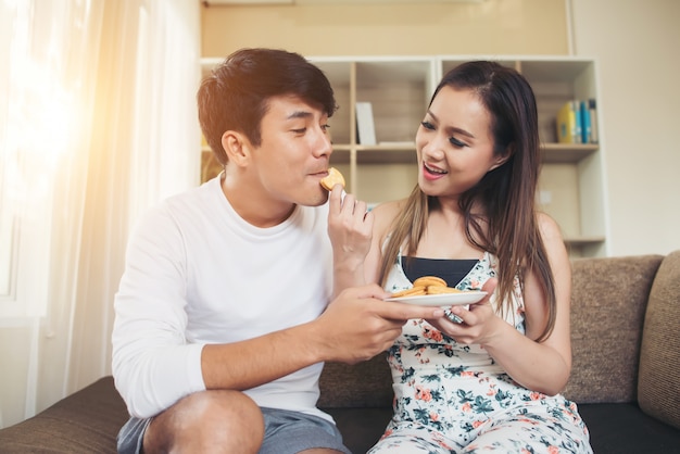 Casal feliz é relaxante e jogando juntos na sala de estar.