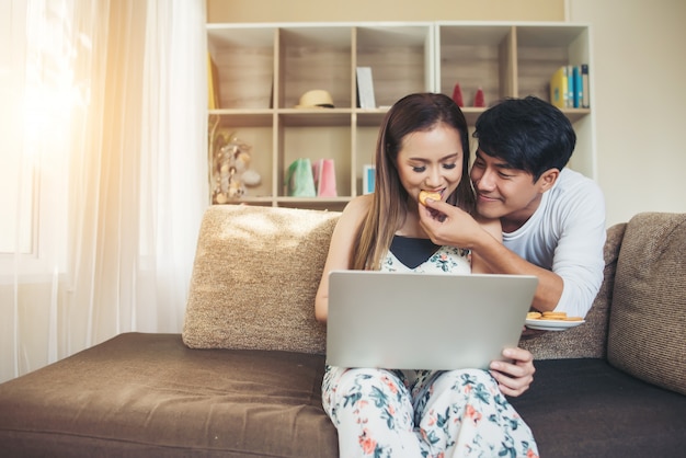 Casal feliz é relaxante e jogando juntos na sala de estar.