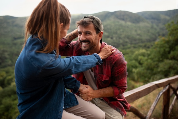 Casal feliz e romântico viajando juntos na natureza