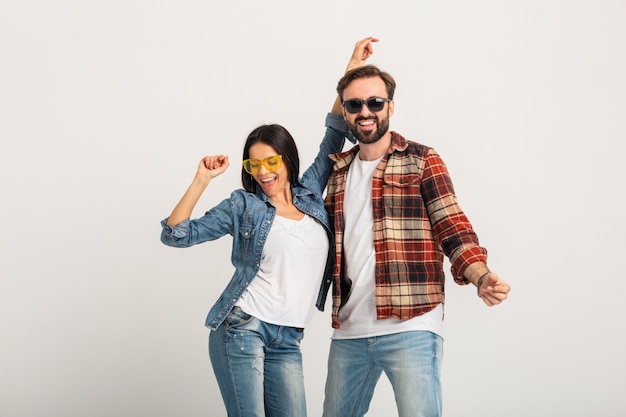 Casal feliz e sorridente dançando na festa isolado no estúdio branco