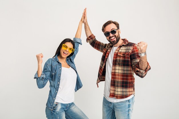 Casal feliz e sorridente dando cinco vencedores, equipe isolada no estúdio branco