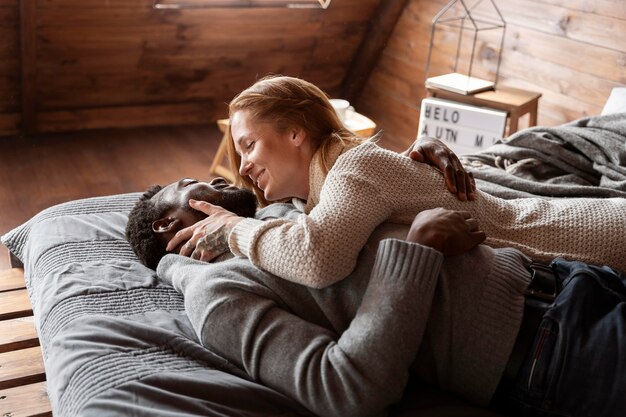 Casal feliz em casa tiro médio