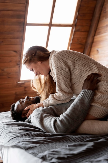 Foto grátis casal feliz em casa, tiro médio