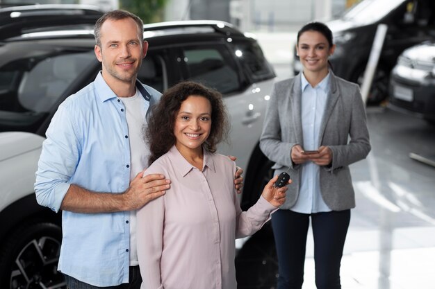 Casal feliz em concessionária de showroom de carros