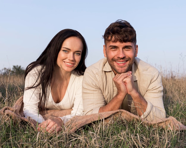 Casal feliz em foto média posando juntos