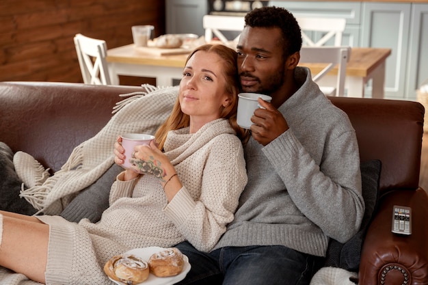 Casal feliz em foto média sentados juntos